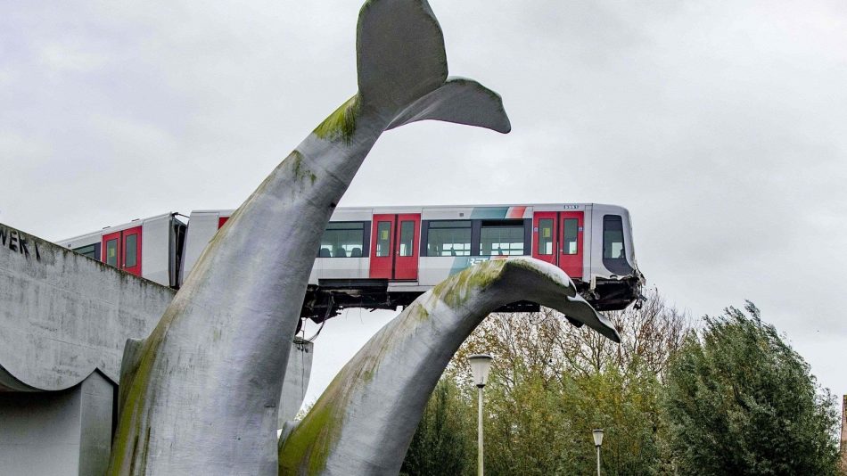 Bizarre: Whale sculpture saves