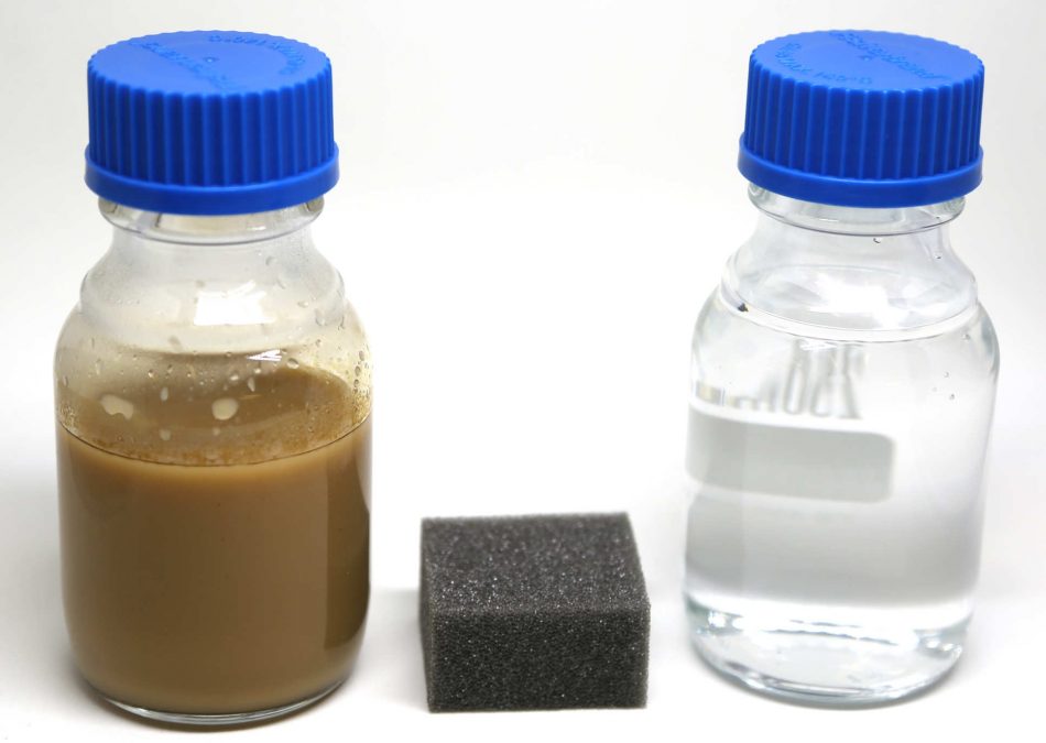 Oil-soaking sponge cleans cont