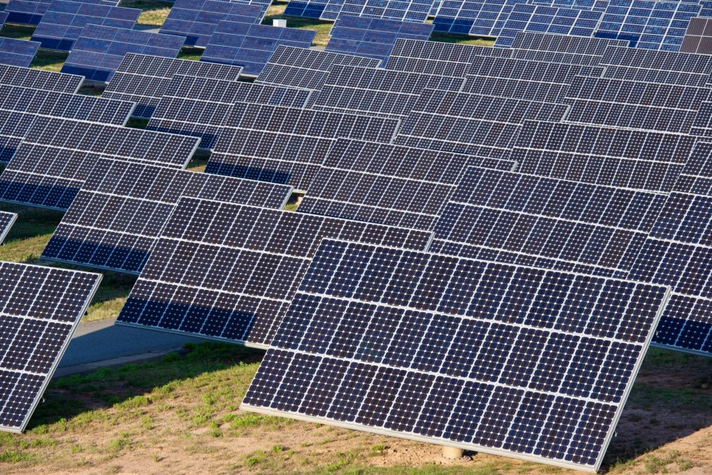Boosting solar power: reflectors under panels increase efficiency 