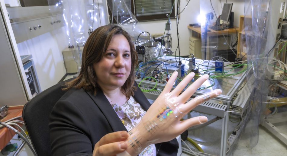 Anna Maria Coclite from TU Graz and her team have succeeded in producing a 3in1 hybrid material for the next generation of smart, artificial skin.