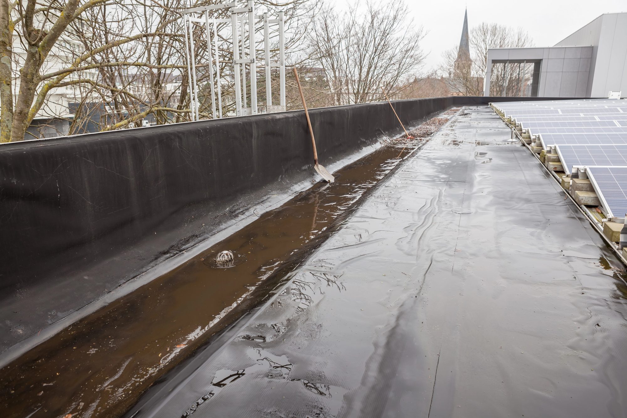 Rooftop rainwater harvesting system on an urban building used for evaporative cooling during summer heatwaves