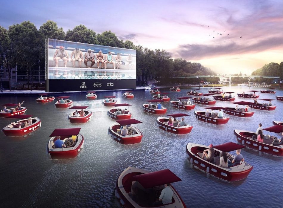 Floating cinema in Paris scree