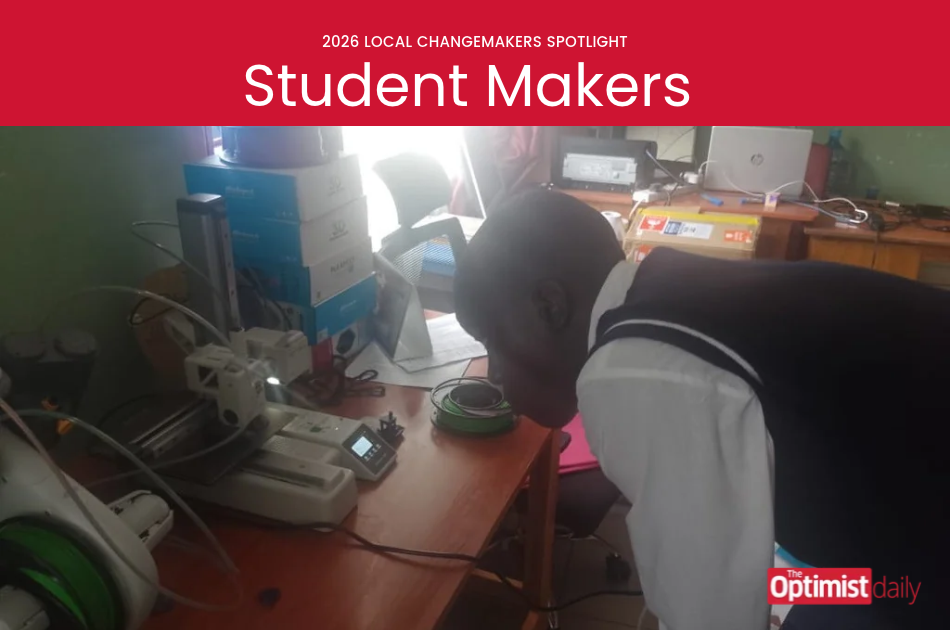 Teen students working with a 3D printer during a Student Makers free STEM workshop