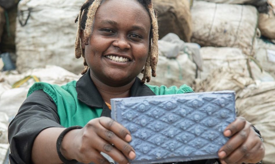 Kenyan woman recycles plastic 