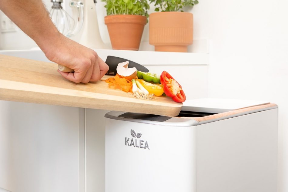 This smart bin turns your food