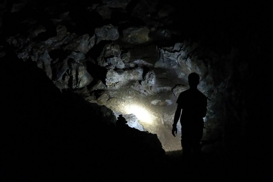 Cave experiment lets volunteer