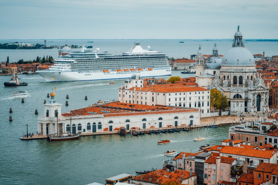Venice bans cruise ships to pr