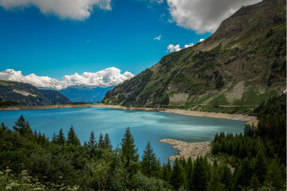 Beautiful turquoise lake in the Swiss Alps